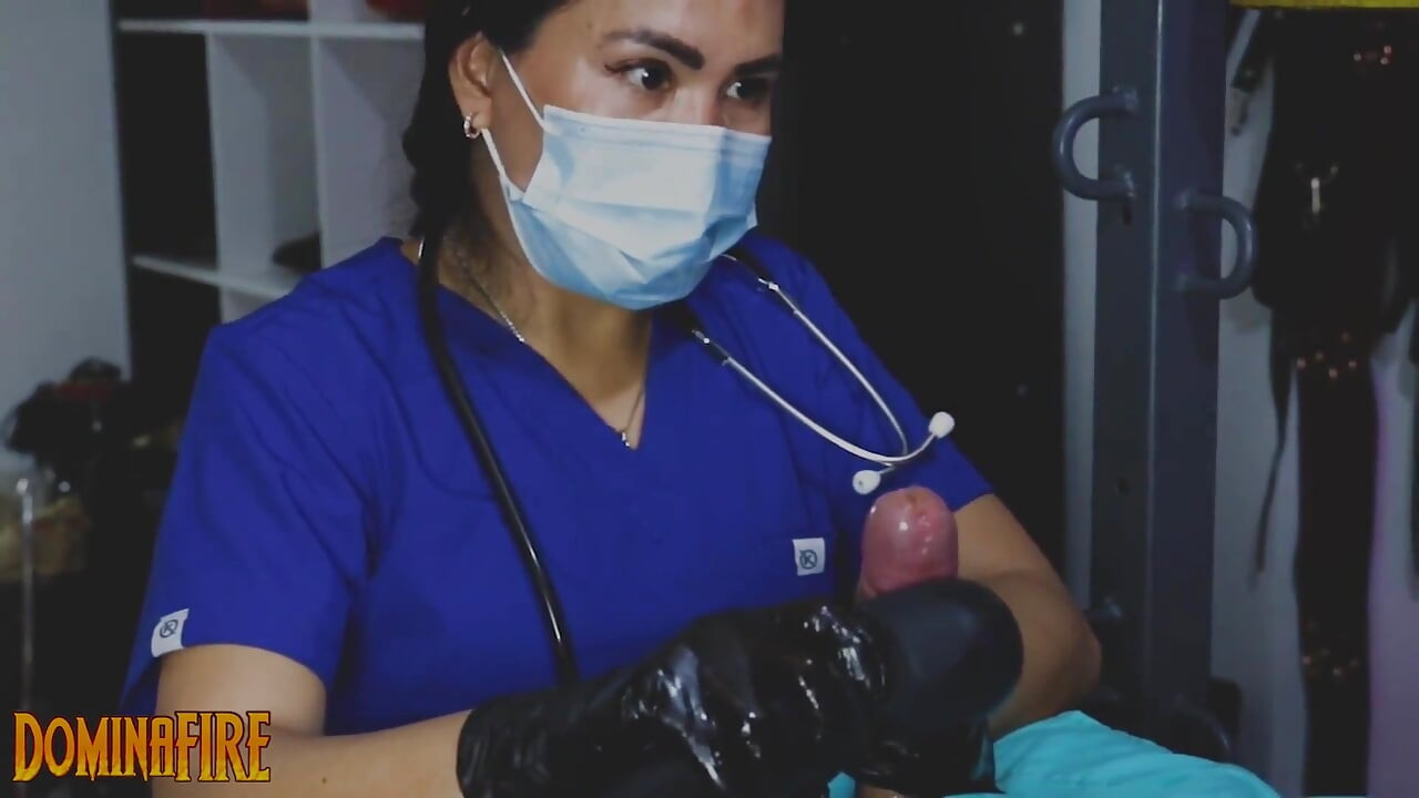 Женское доминирование, медицинский пытки яиц и члена от медсестры Dominafire