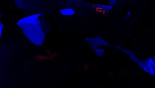 Zwei Lichtexperimente – eine mit Aufheller, das andere mit einem LED-Streifen