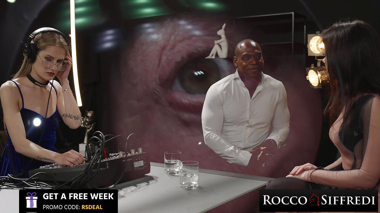 Rocco siffredi - latin valentina nappi ve sarışın Tiffany tatum canavar yarağı paylaşıyor