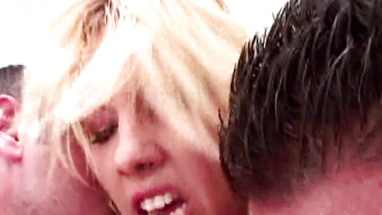 MAMELE SEXY O IAU ADÂNC - tragere pasională