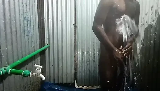 Azgın adam büyük yarağını sıvazlıyor ve seni düşünüyor sert orgazm oluyor