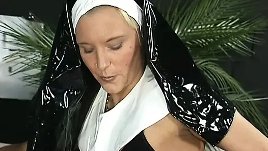 İşeyen Alman rahibe edepsiz sevgilisiyle yakınlıklarını gösteriyor