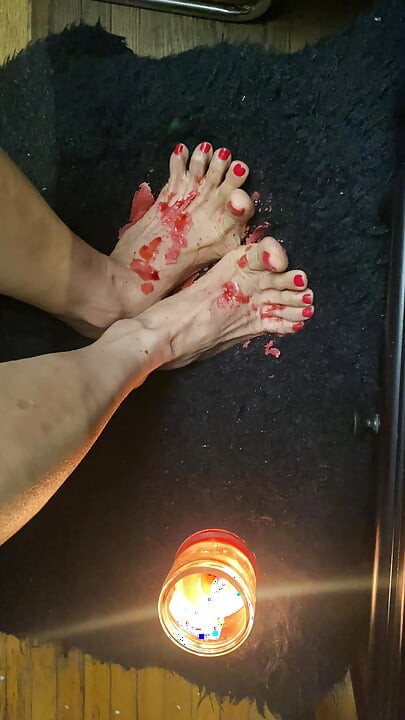 Ánh nến trên đôi chân nhỏ xíu với những cái chân gợi cảm