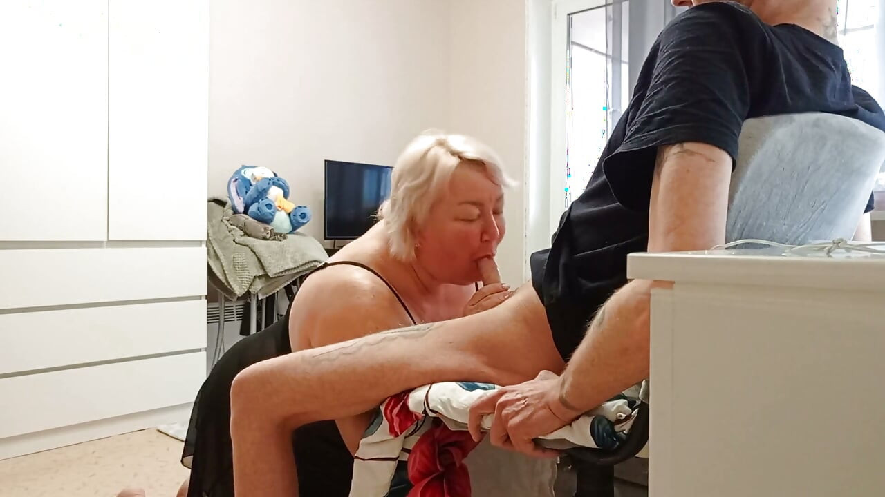 Depois de um boquete, encho a boca da minha amiga de porra e ela engole tudo.