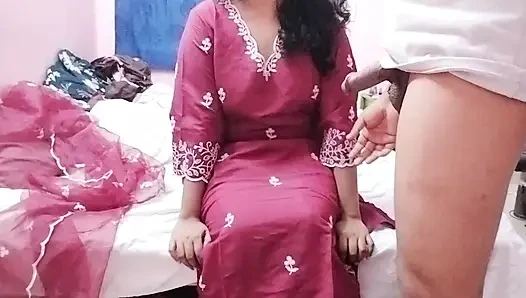 Kocası bakire kız kardeşinin önünde yaramazlık yapıyor