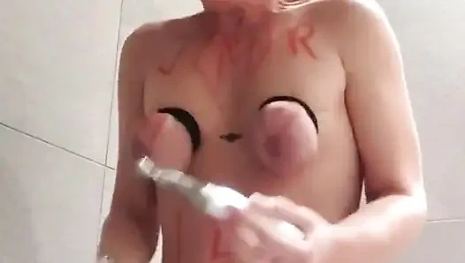 Оргазм в ванне с электрическими игрушками