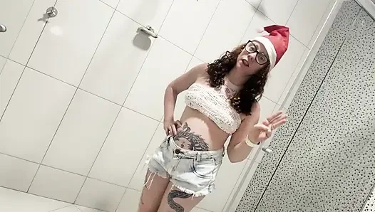 Beyaz büyük götlü iç çamaşırlı mükemmel orta yaşlı seksi kadın seks yapmak isteyerek kendini okşuyor