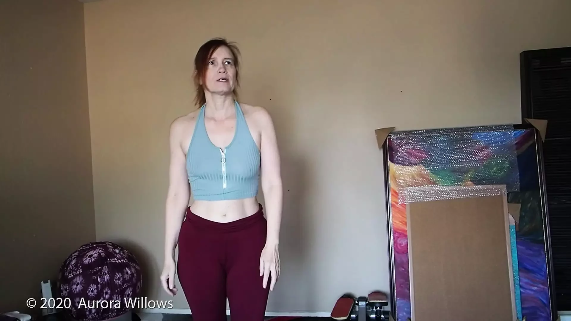 Milf caliente haciendo yoga en sexy pantalones rojos de yoga