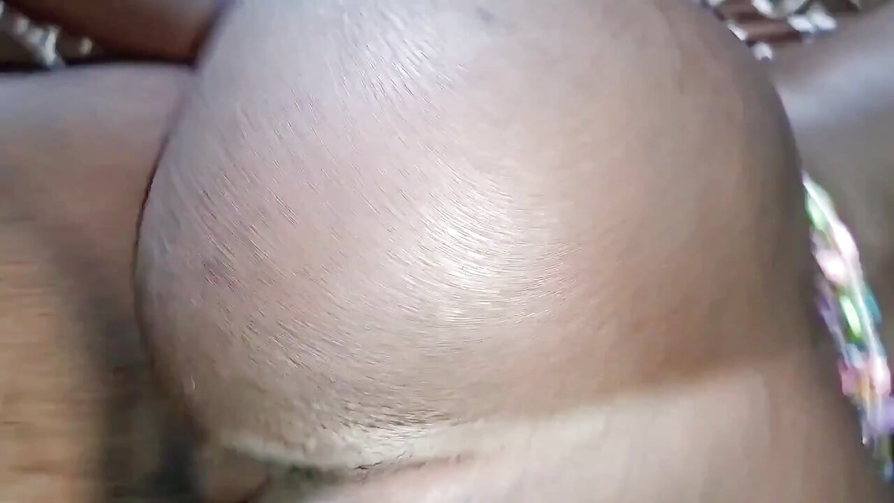 Tôi làm tình với mông to của con đĩ này theo kiểu doggy.