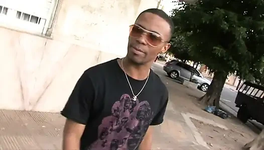 Istri dientot sama kontol besar pria kulit hitam di depan suaminya