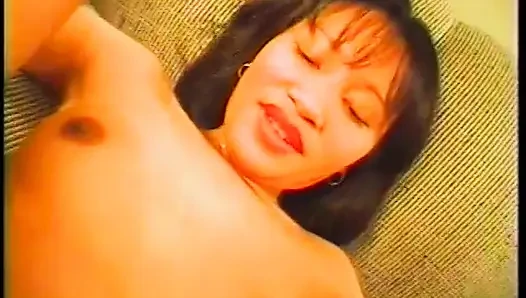 Geiler hengst knallt sexy asiatisches schätzchen mit einem tattoo hart nach einem blowjob