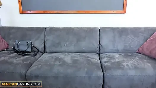 Bu büyük memeli zencinin hala yüzüğünü takmasına şaşırdım... ve ona çok istediği sert amcığını siktirdi