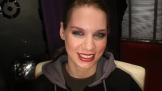 Cewek hot rambut cokelat ini lagi asik nyepong kontol penuh gairah