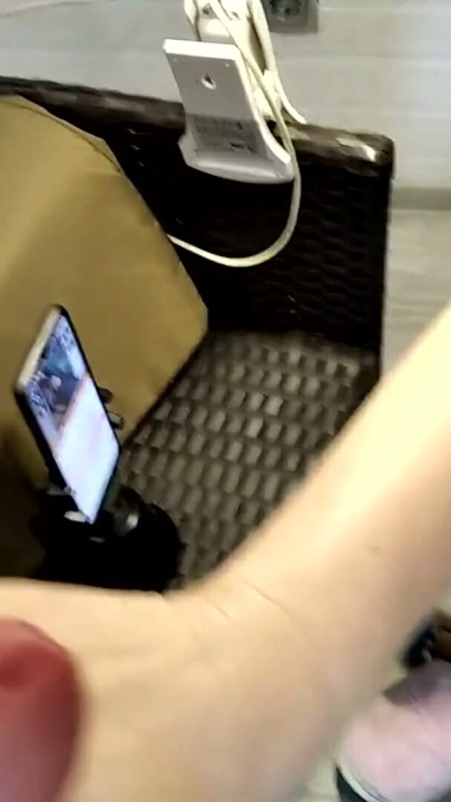 Skromny rodzinny obiad – żona MILF streamuje na bongacams | Klip 1