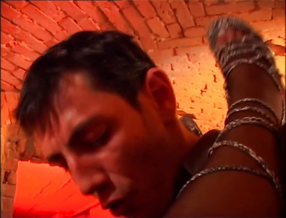 Pelacur semok yang lagi sange nyepong kontol besar temannya