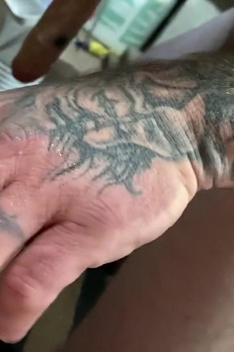 Πριονίζει όλο αυτό το μουνί