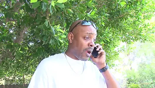 Doğal memeli zenci bebek tıraşlı amcığını büyük zenci yarağı tarafından siktiriyor