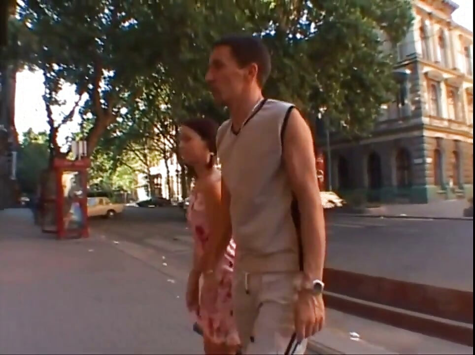 Tânără brunetă pentru un cocoș mare și tare