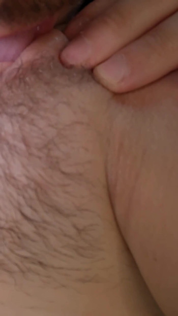 Fesselnder moment von "extremer nahaufnahme, kitzler lecken und meine süße junge muschi mit squirting-orgasmus - asmr"