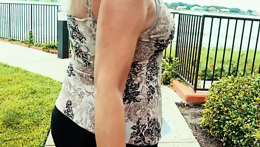 Lesbian nakal ini dientot habis-habisan sama pelanggan kulit hitamnya