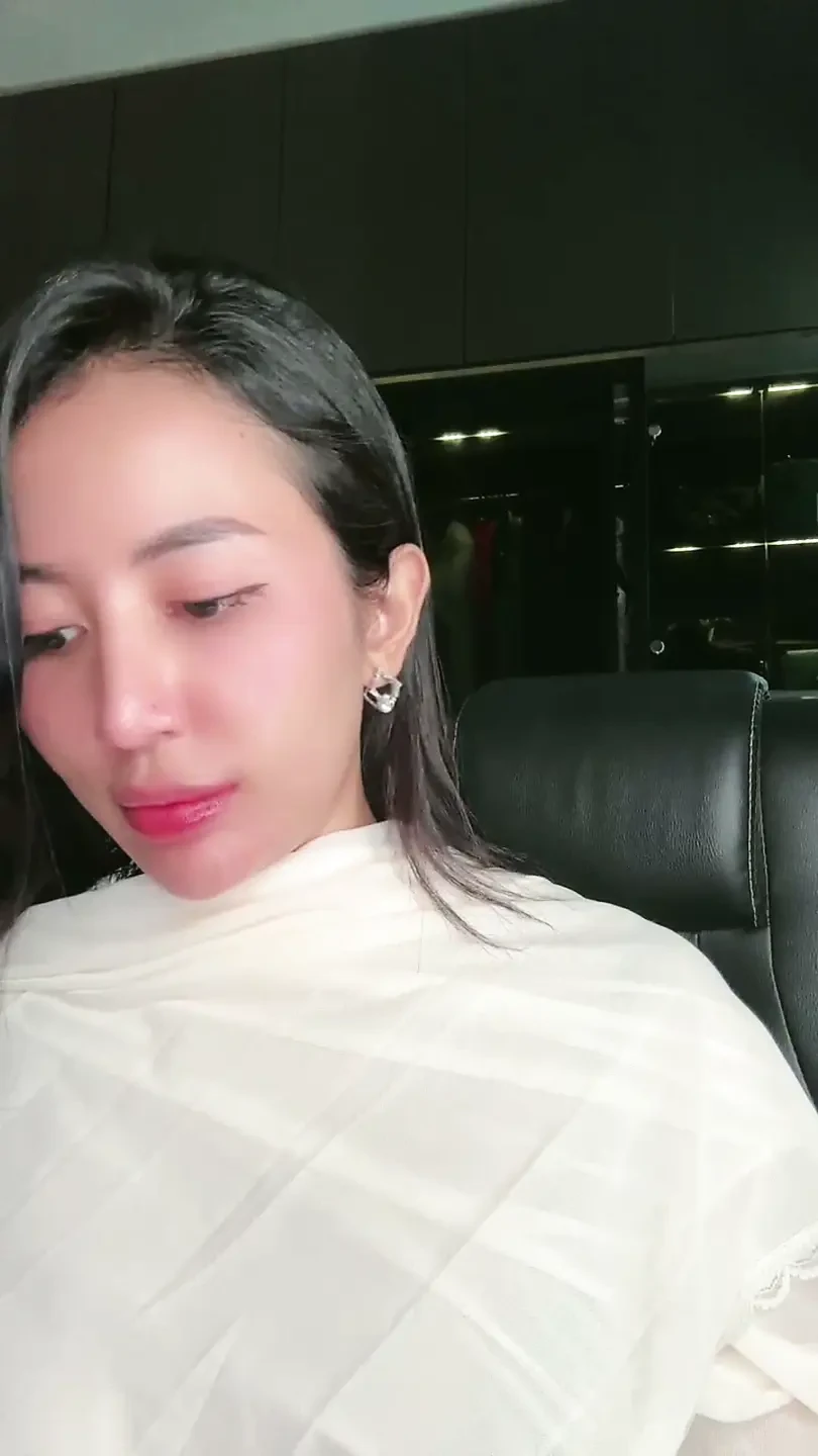 CHICK LIKES TO CUM IN PUBLIC, VIDEO CALL SWIPE PUSSY