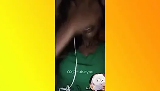 Горячая девушка показывает свои качки во время видеозвонка