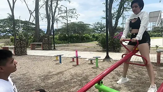 Ich finde einen Typen im Park und bitte ihn, als Ex-freundin mit mir zu spielen, ihn mit nach hause zu nehmen und ihm den besten fick zu geben