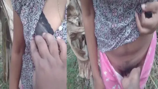 Deshi meisjesseks in Jangal, Indische dorpsseks