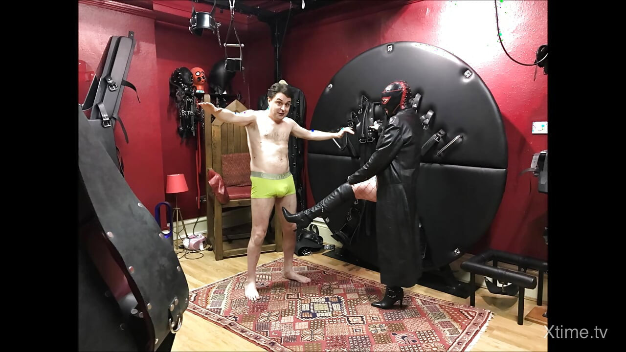 Puan Natasha Poole menghukum bola Andrea Dipre