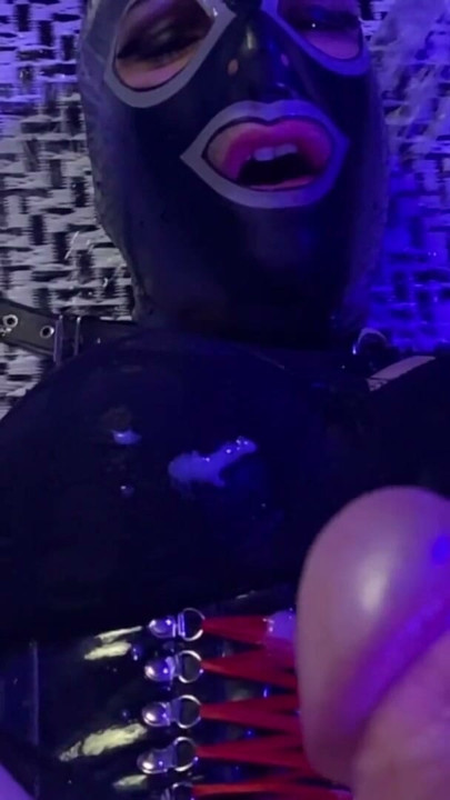 Maricas puta goza enquanto FODE depois do BANHO DE OURO | Clipe 2