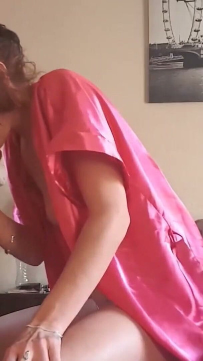 Une fille en robe de soie branle une bite et fume une cigarette | Clip 1