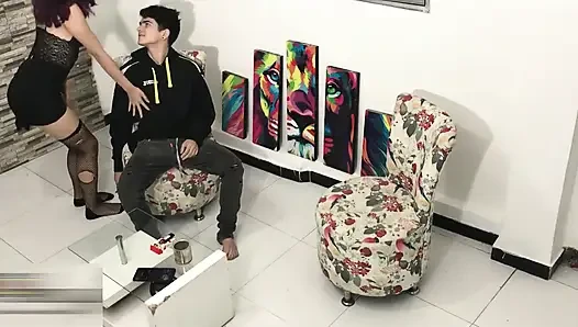 Üvey erkek kardeşim odama geliyor ve amımı sikiyor, götüme boşalıyor