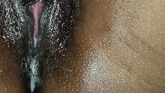 Bhabhi Ne pura vibrator chut me dal diya