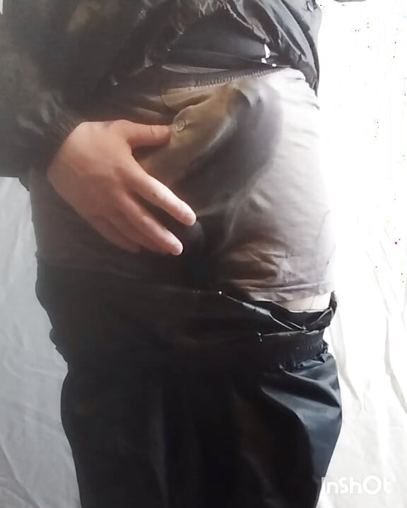 Jeg tisser mine shorts, og jeg er hård
