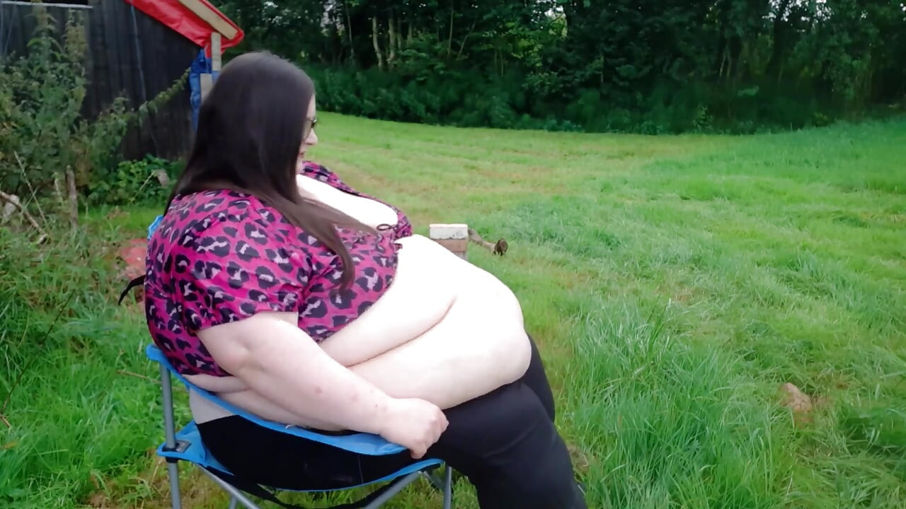 SSBBW υπαίθριο παιχνίδι στην κοιλιά και περπάτημα