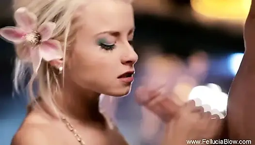 Şehvetli sarışın zaman alıyor