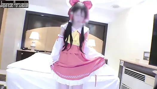 Cosplayer gaya downer ramping menunjukkan pesonanya yang tenang saat bermain peran sebagai pembantu kuil reimu angle2