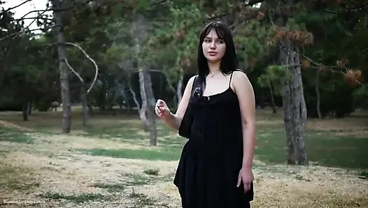 Açık havada 120 mm sigara içiyor