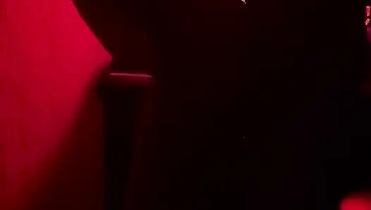 Intensiver romanischer sex in rotem zimmer führt zu creampie