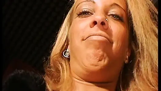 Heiße deutsche MILF lutscht kleinen schwanz und fickt sich mit dildo