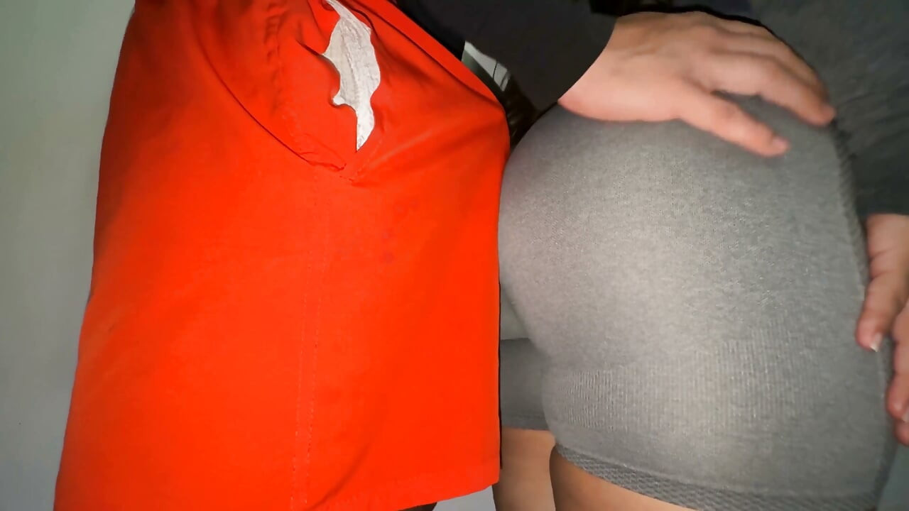 Fantasía: Una Chica Culona Toca Su Pene.