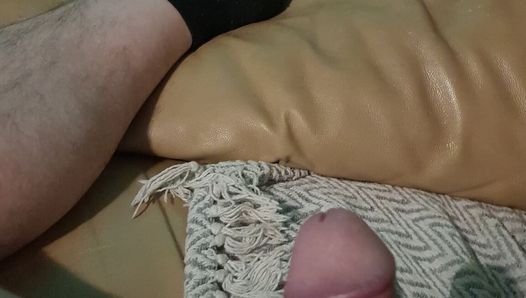 Meu amigo está deitado no sofá brincando com seu pau grande antes de começarmos a filmar