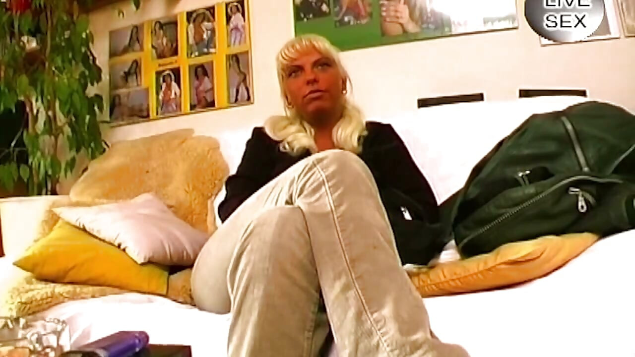 Rubia milf estirada por masivos juguetes rosas