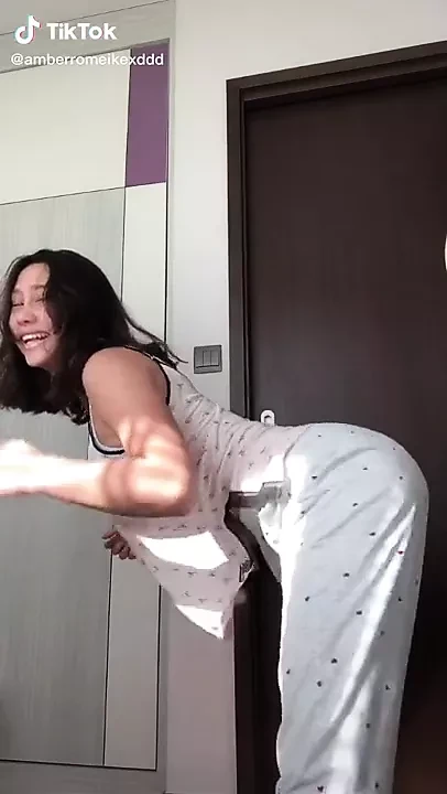 新加坡女孩一边玩抖音一边玩抖音