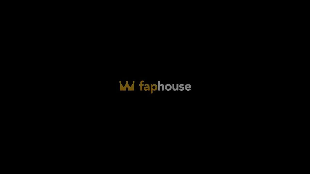Loira na ordenha de lingerie