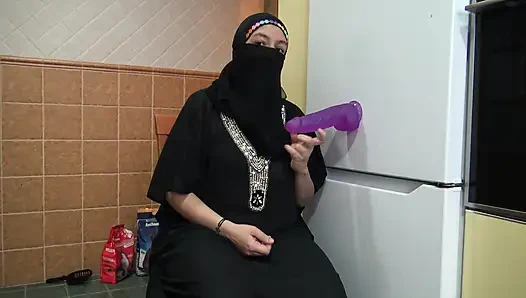 Arap yarak düşkünü evli kadın ve küçük yaraklı koca