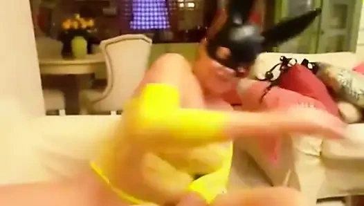 Ayağımı götüme sokuyorum