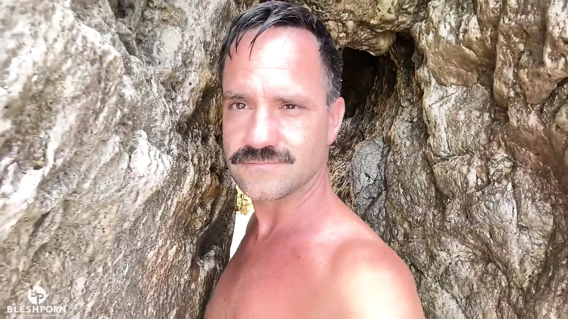 Ο Tim Blesh επισκέπτεται τις παραλίες του Sitges για πρώτη φορά