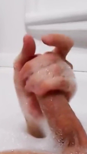 パパが大きなペニスを男の子に見せる | クリップ 1