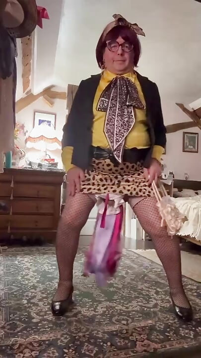 แต่งตัวในกระโปรงเสือดาวตัวเล็กและเสื้อเหลืองสําหรับตอนเย็น